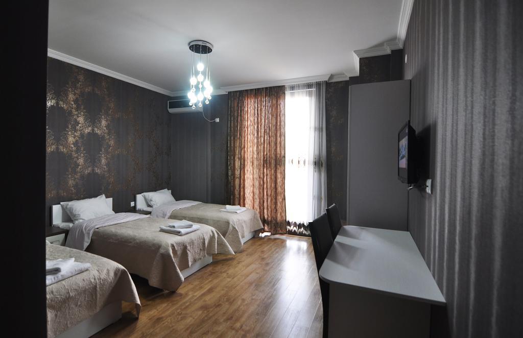 Flamingo Group Hotel Tiflis Oda fotoğraf