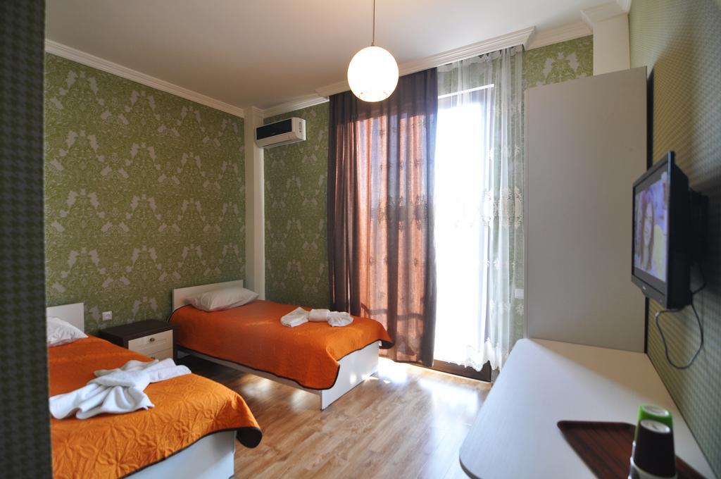 Flamingo Group Hotel Tiflis Oda fotoğraf